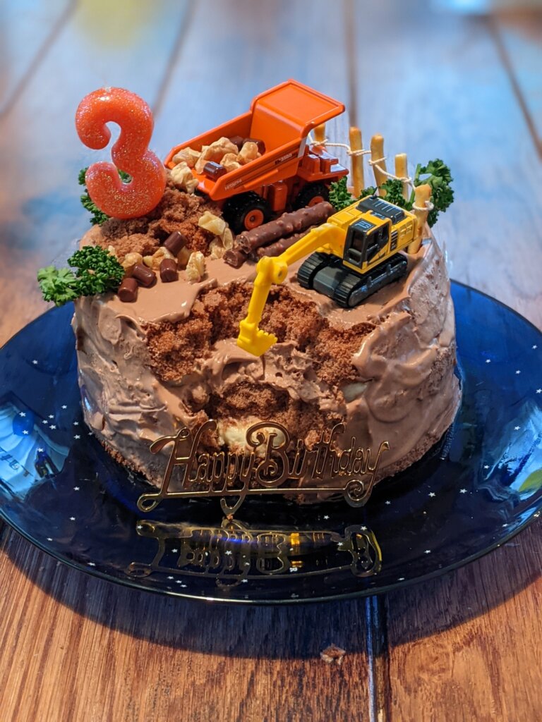 3歳お誕生日のトミカケーキは超簡単 リアルな工事現場風ケーキで決まり 実物トミカで臨場感抜群 Caasanblog