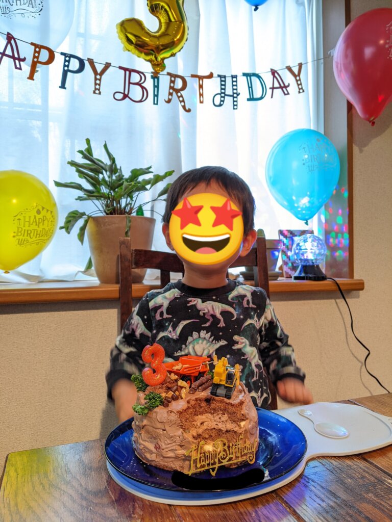 3歳お誕生日のトミカケーキは超簡単 リアルな工事現場風ケーキで決まり 実物トミカで臨場感抜群 Caasanblog